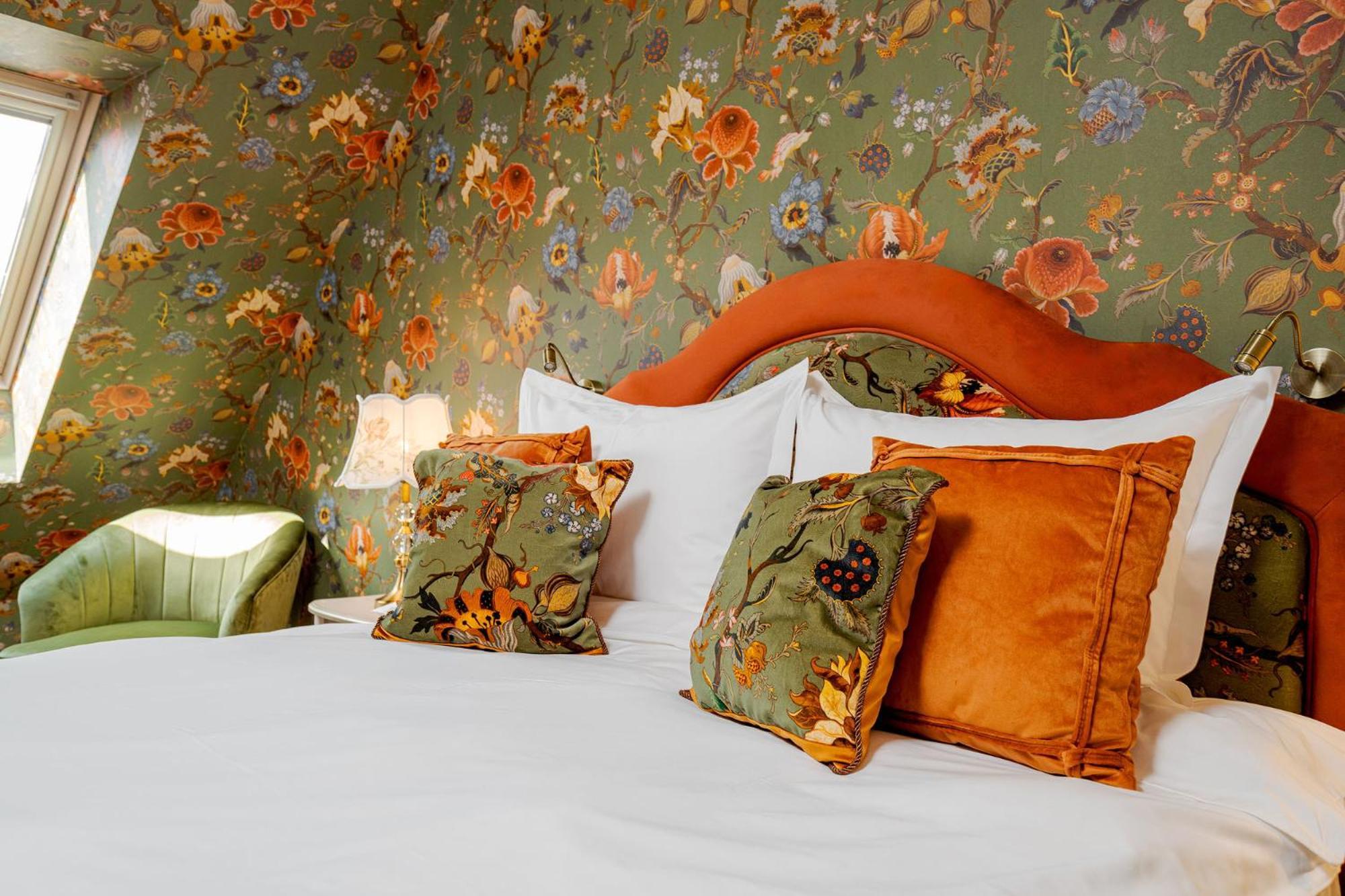 Casa Timis - Wellness & Spa Resort Chitorani Екстериор снимка A bed with cushions